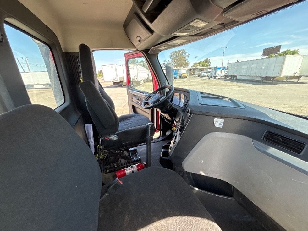 Day Cab Tractor-Heavy Duty Tractors-Freightliner-2019-T12664ST-Fresno-CA-116,683\n\t\tmiles-$ 55,500 - Image 14