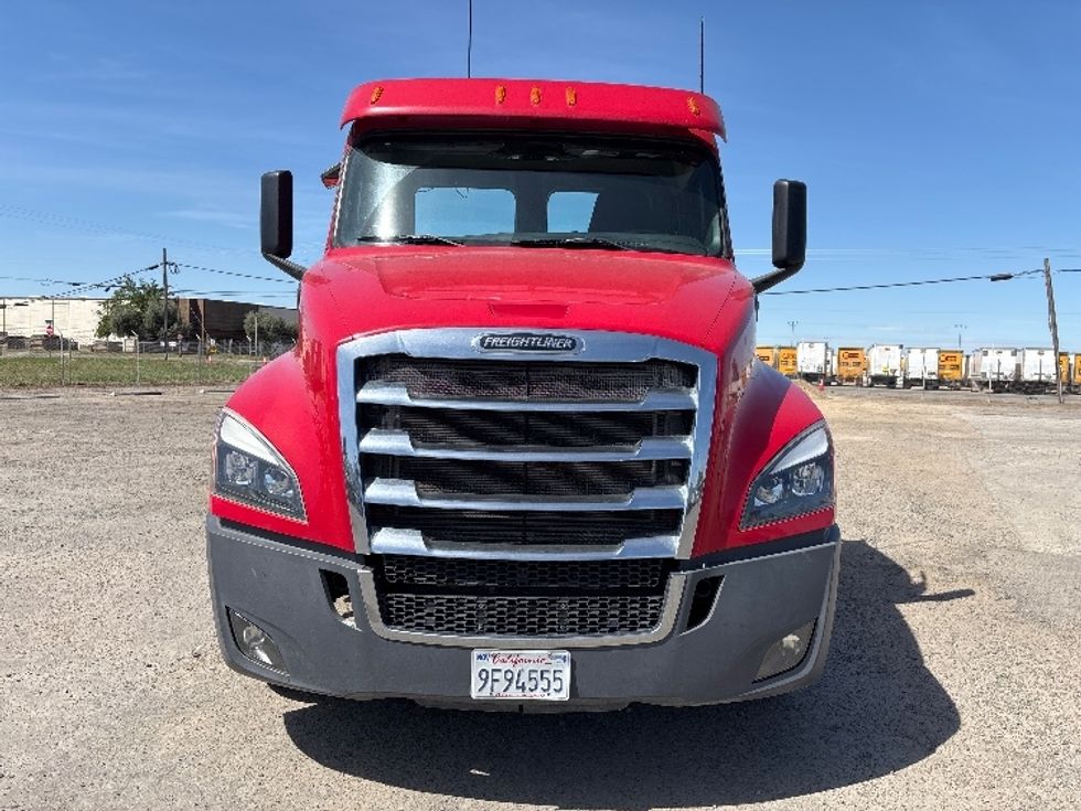 Day Cab Tractor-Heavy Duty Tractors-Freightliner-2019-T12664ST-Fresno-CA-116,683\n\t\tmiles-$ 55,500 - Image 2