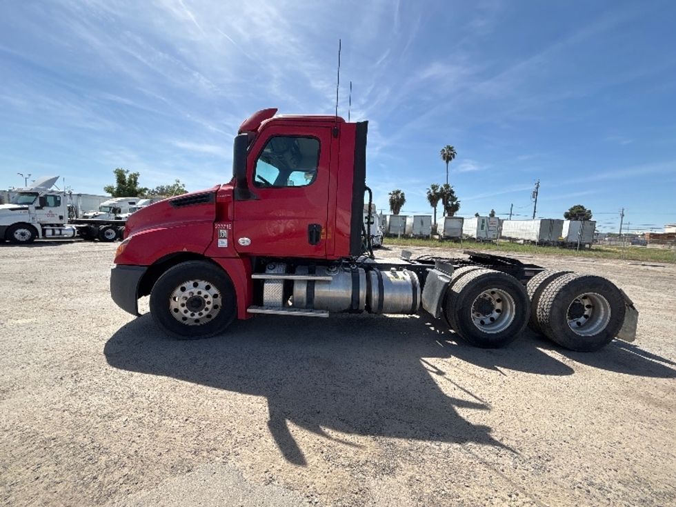 Day Cab Tractor-Heavy Duty Tractors-Freightliner-2019-T12664ST-Fresno-CA-116,683\n\t\tmiles-$ 55,500 - Image 4