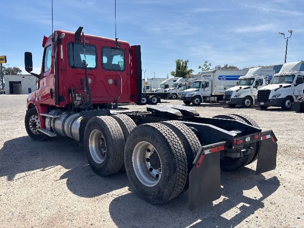 Day Cab Tractor-Heavy Duty Tractors-Freightliner-2019-T12664ST-Fresno-CA-116,683\n\t\tmiles-$ 55,500 - Image 5