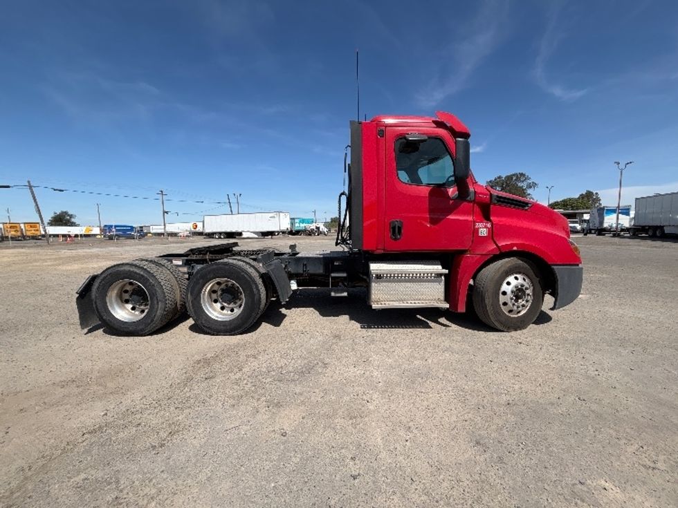 Day Cab Tractor-Heavy Duty Tractors-Freightliner-2019-T12664ST-Fresno-CA-116,683\n\t\tmiles-$ 55,500 - Image 8