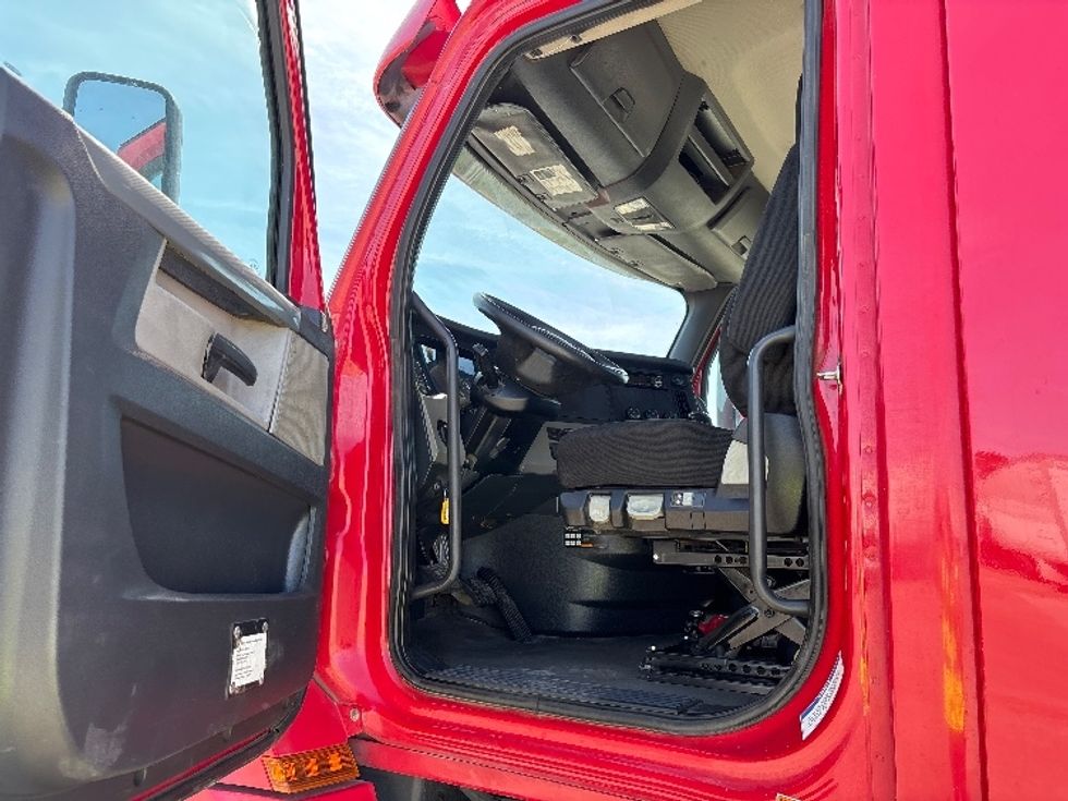 Day Cab Tractor-Heavy Duty Tractors-Freightliner-2019-T12664ST-Fresno-CA-116,683\n\t\tmiles-$ 55,500 - Image 9