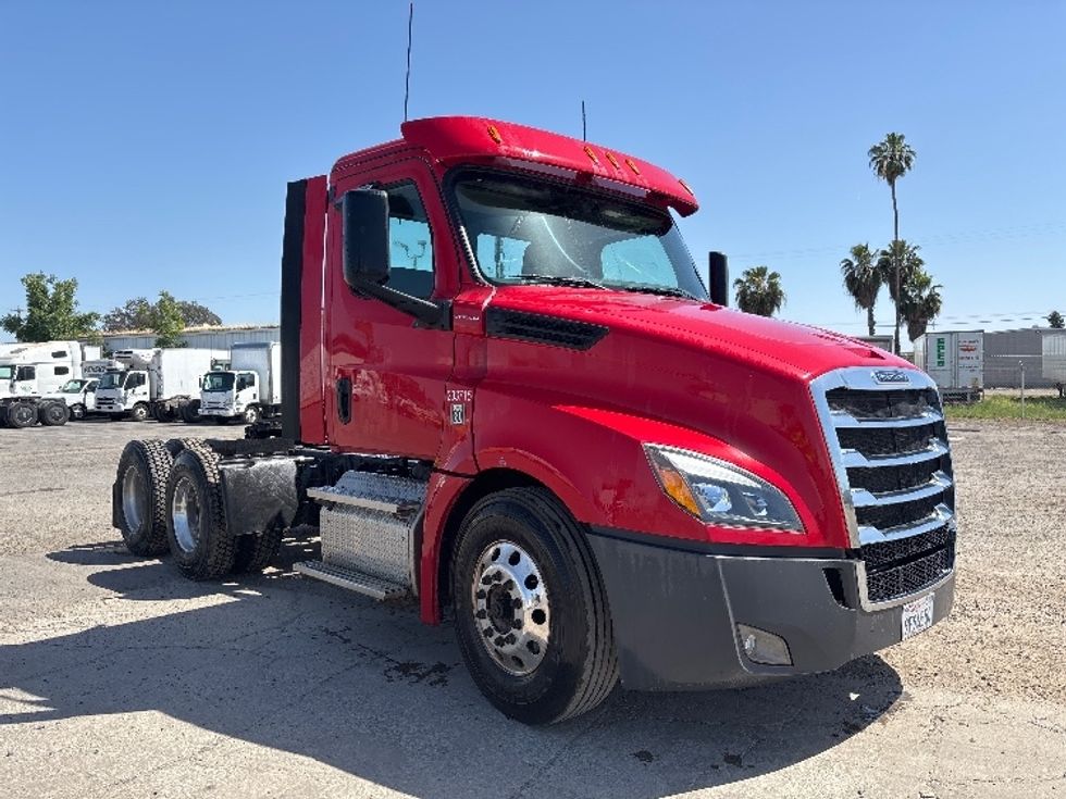 Day Cab Tractor-Heavy Duty Tractors-Freightliner-2019-T12664ST-Fresno-CA-140,497\n\t\tmiles-$ 55,500 - Image 1