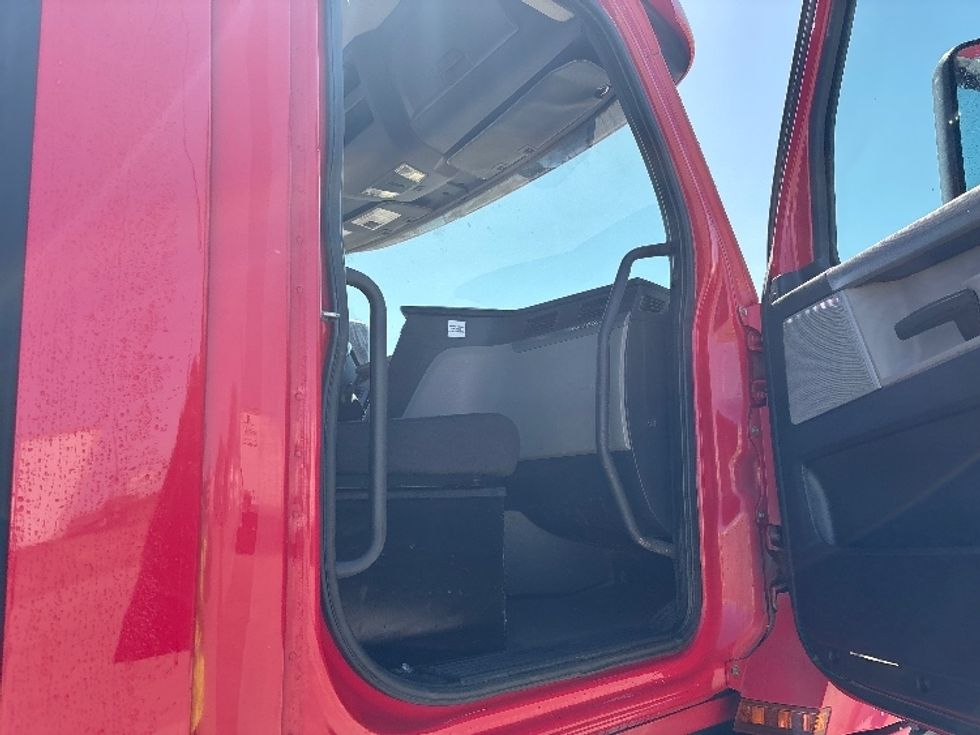 Day Cab Tractor-Heavy Duty Tractors-Freightliner-2019-T12664ST-Fresno-CA-140,497\n\t\tmiles-$ 55,500 - Image 12