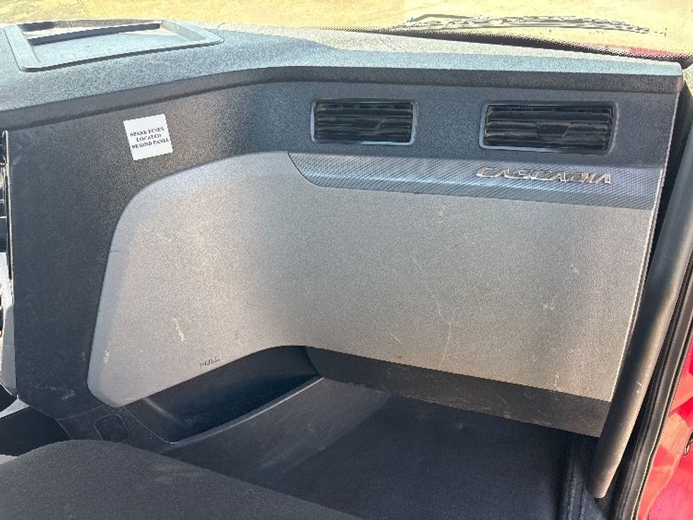 Day Cab Tractor-Heavy Duty Tractors-Freightliner-2019-T12664ST-Fresno-CA-140,497\n\t\tmiles-$ 55,500 - Image 13