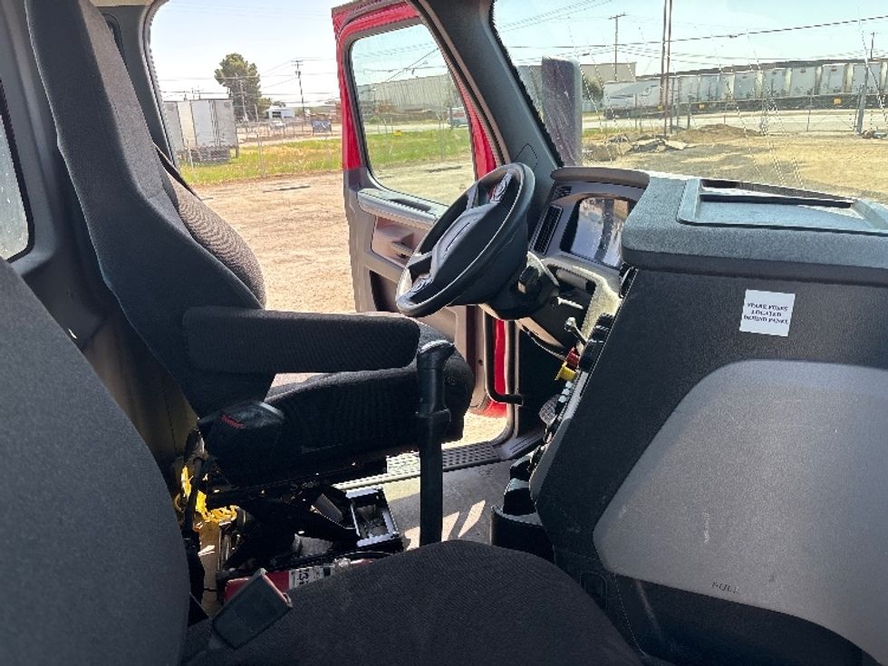 Day Cab Tractor-Heavy Duty Tractors-Freightliner-2019-T12664ST-Fresno-CA-140,497\n\t\tmiles-$ 55,500 - Image 14