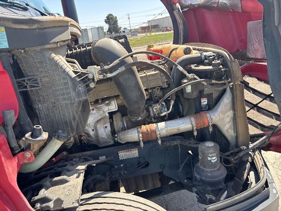 Day Cab Tractor-Heavy Duty Tractors-Freightliner-2019-T12664ST-Fresno-CA-140,497\n\t\tmiles-$ 55,500 - Image 15