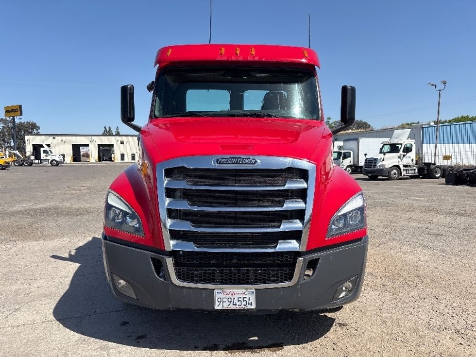 Day Cab Tractor-Heavy Duty Tractors-Freightliner-2019-T12664ST-Fresno-CA-140,497\n\t\tmiles-$ 55,500 - Image 2