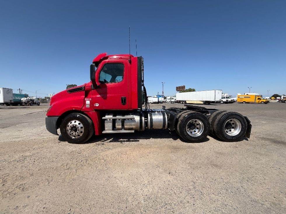 Day Cab Tractor-Heavy Duty Tractors-Freightliner-2019-T12664ST-Fresno-CA-140,497\n\t\tmiles-$ 55,500 - Image 4
