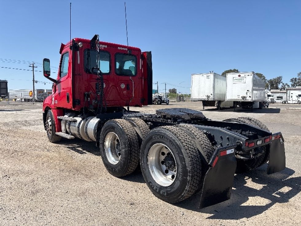Day Cab Tractor-Heavy Duty Tractors-Freightliner-2019-T12664ST-Fresno-CA-140,497\n\t\tmiles-$ 55,500 - Image 5