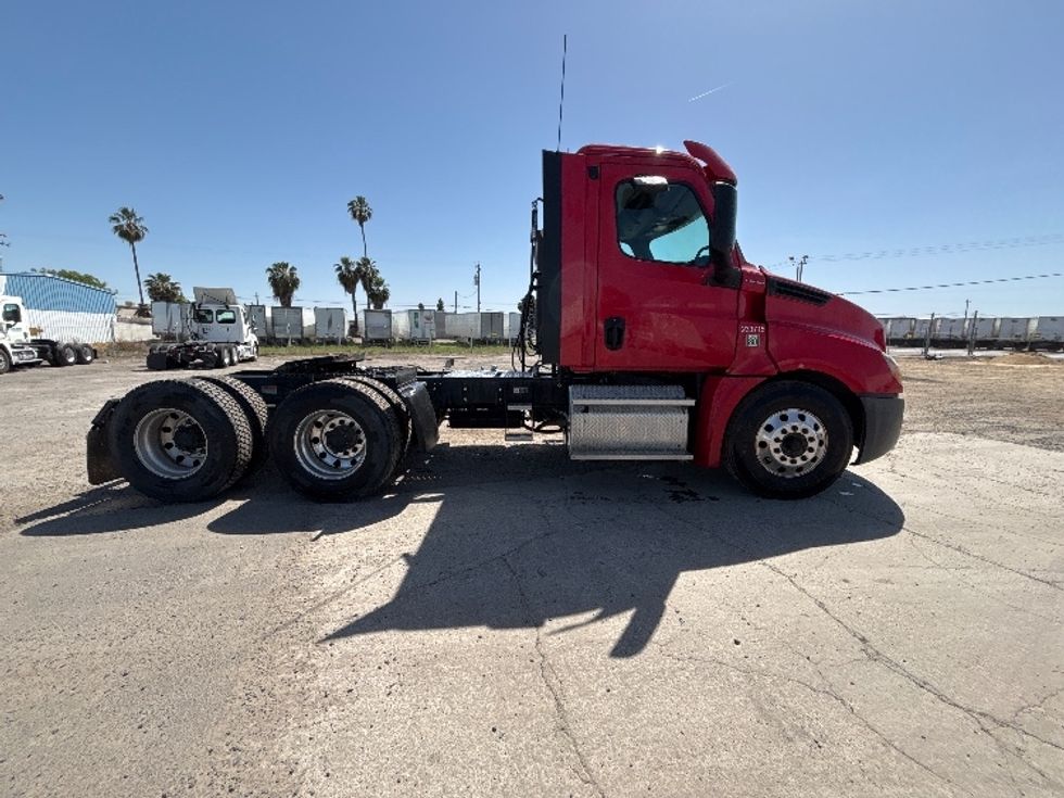 Day Cab Tractor-Heavy Duty Tractors-Freightliner-2019-T12664ST-Fresno-CA-140,497\n\t\tmiles-$ 55,500 - Image 8
