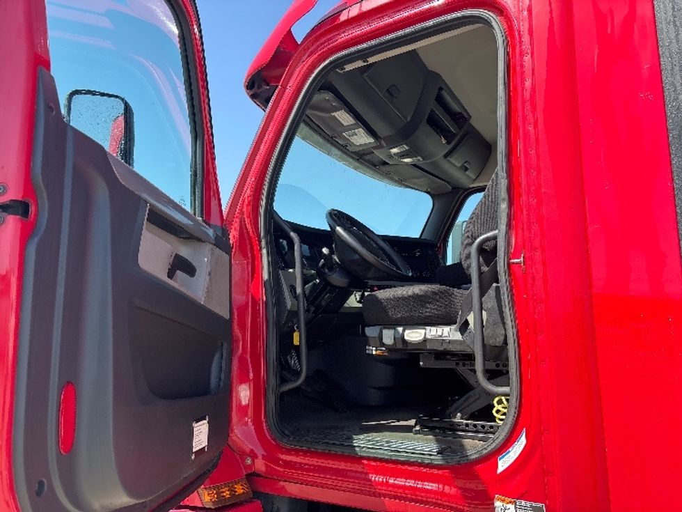 Day Cab Tractor-Heavy Duty Tractors-Freightliner-2019-T12664ST-Fresno-CA-140,497\n\t\tmiles-$ 55,500 - Image 9