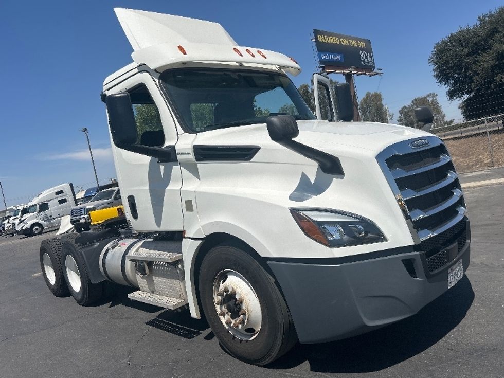 Day Cab Tractor-Heavy Duty Tractors-Freightliner-2019-T12664ST-Fresno-CA-241,288\n\t\tmiles-$ 58,500 - Image 1