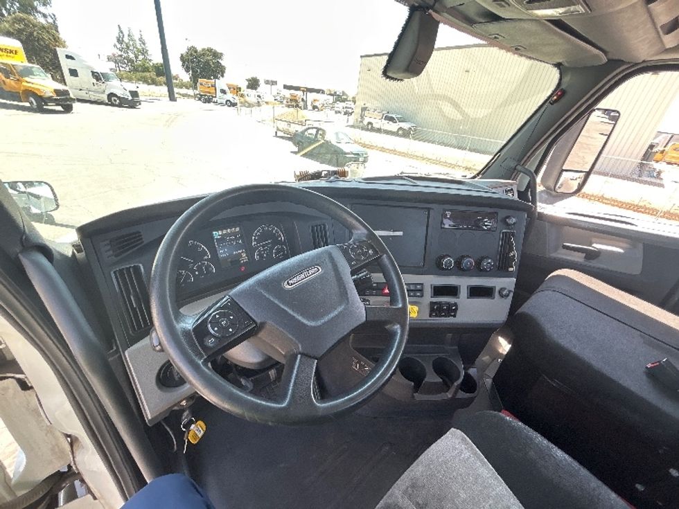 Day Cab Tractor-Heavy Duty Tractors-Freightliner-2019-T12664ST-Fresno-CA-241,288\n\t\tmiles-$ 58,500 - Image 10