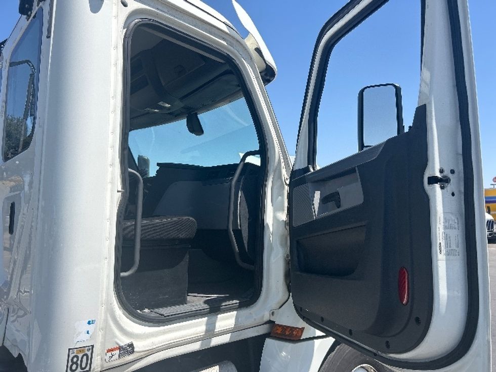 Day Cab Tractor-Heavy Duty Tractors-Freightliner-2019-T12664ST-Fresno-CA-241,288\n\t\tmiles-$ 58,500 - Image 12