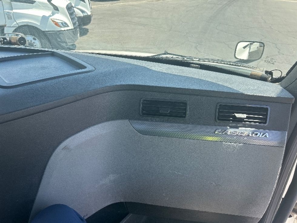 Day Cab Tractor-Heavy Duty Tractors-Freightliner-2019-T12664ST-Fresno-CA-241,288\n\t\tmiles-$ 58,500 - Image 13