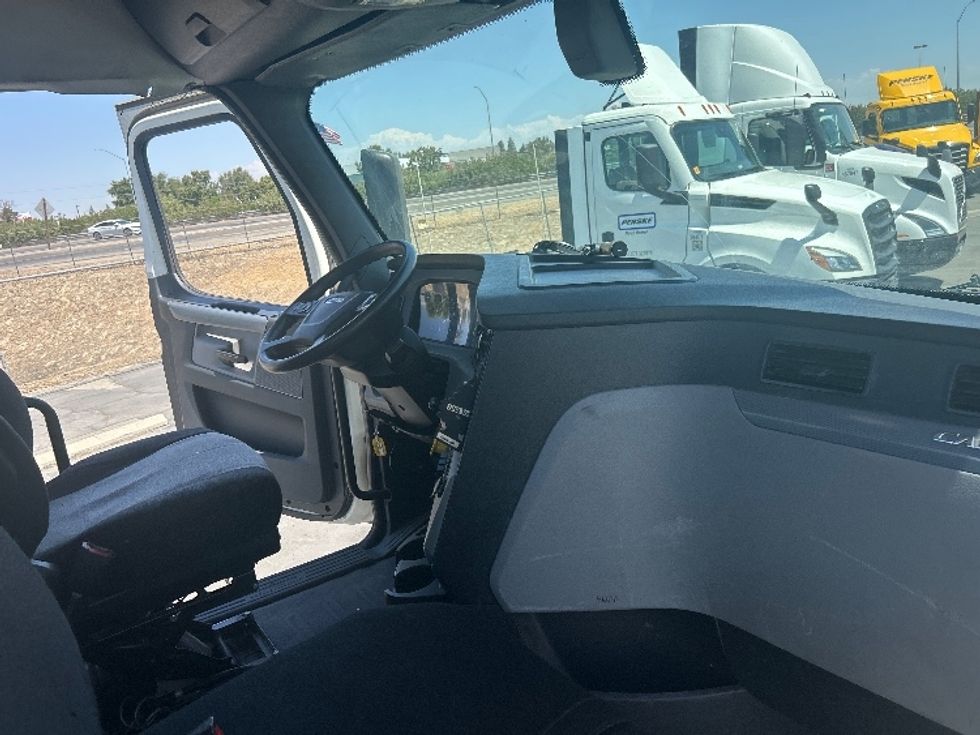 Day Cab Tractor-Heavy Duty Tractors-Freightliner-2019-T12664ST-Fresno-CA-241,288\n\t\tmiles-$ 58,500 - Image 14