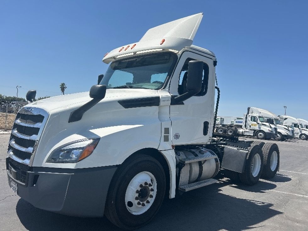 Day Cab Tractor-Heavy Duty Tractors-Freightliner-2019-T12664ST-Fresno-CA-241,288\n\t\tmiles-$ 58,500 - Image 3