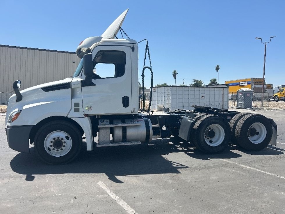 Day Cab Tractor-Heavy Duty Tractors-Freightliner-2019-T12664ST-Fresno-CA-241,288\n\t\tmiles-$ 58,500 - Image 4