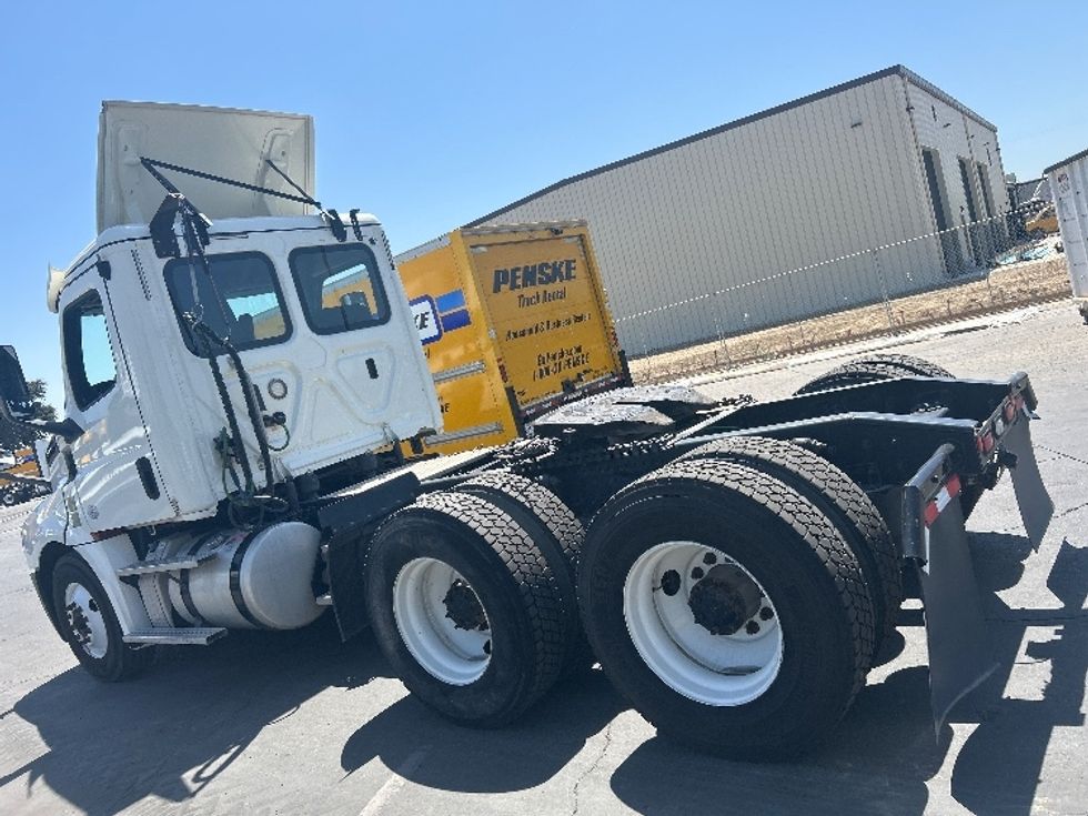 Day Cab Tractor-Heavy Duty Tractors-Freightliner-2019-T12664ST-Fresno-CA-241,288\n\t\tmiles-$ 58,500 - Image 5