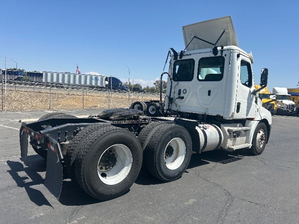 Day Cab Tractor-Heavy Duty Tractors-Freightliner-2019-T12664ST-Fresno-CA-241,288\n\t\tmiles-$ 58,500 - Image 7