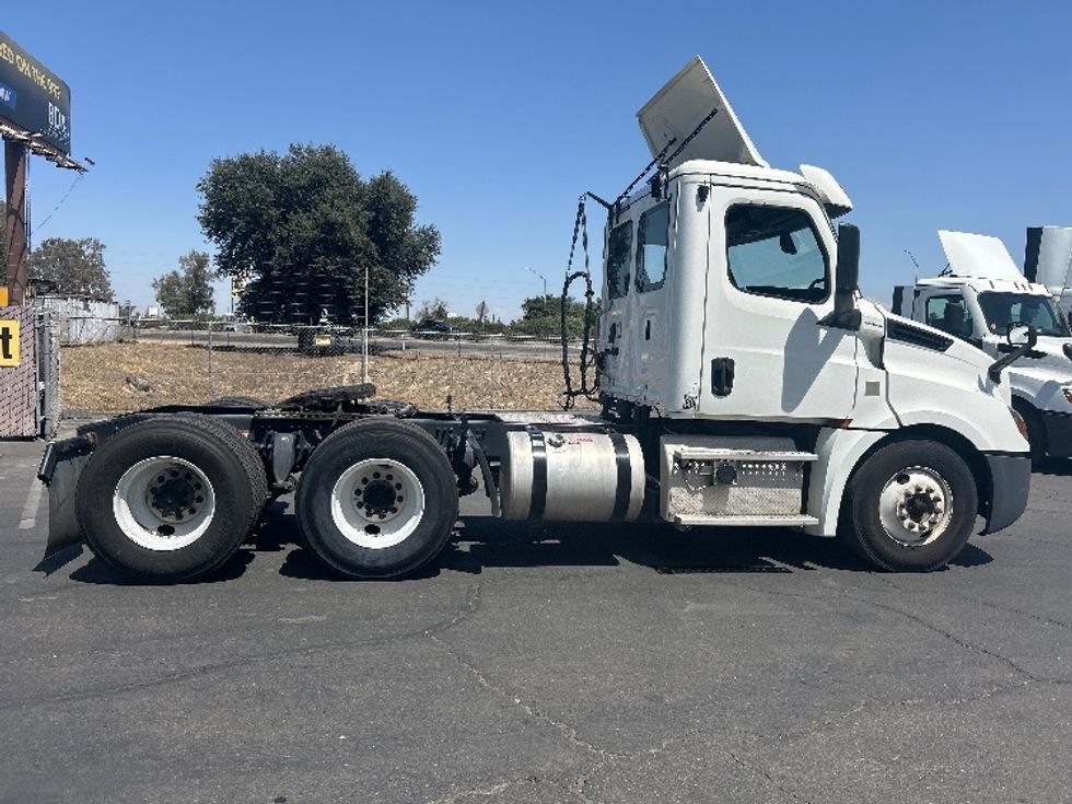 Day Cab Tractor-Heavy Duty Tractors-Freightliner-2019-T12664ST-Fresno-CA-241,288\n\t\tmiles-$ 58,500 - Image 8