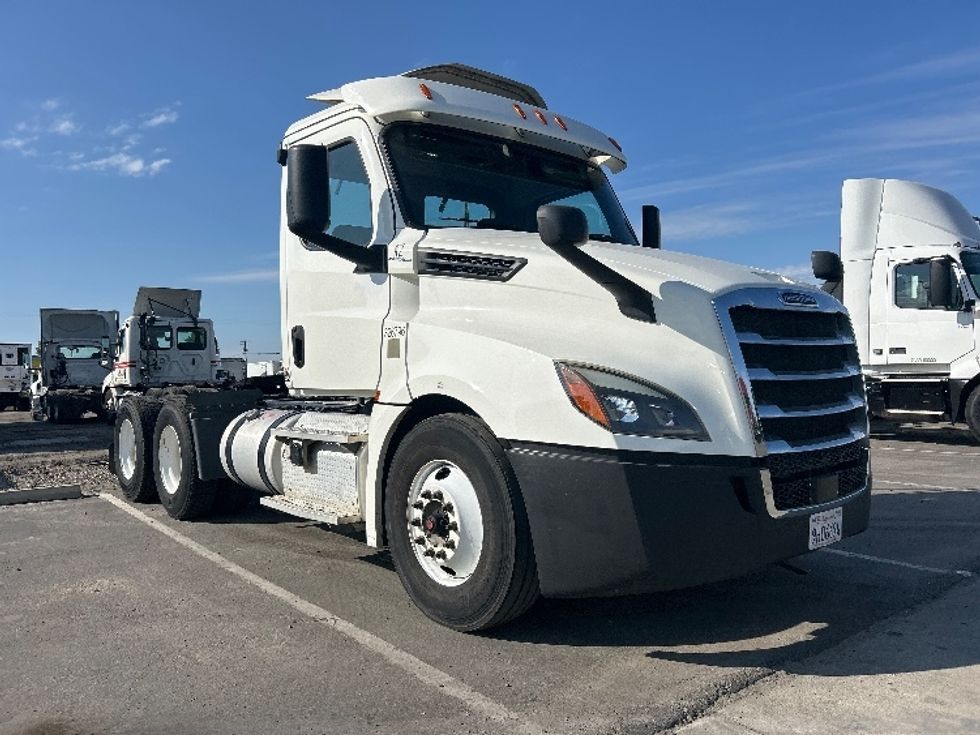 Day Cab Tractor-Heavy Duty Tractors-Freightliner-2019-T12664ST-Fresno-CA-284,607\n\t\tmiles-$ 52,250 - Image 1