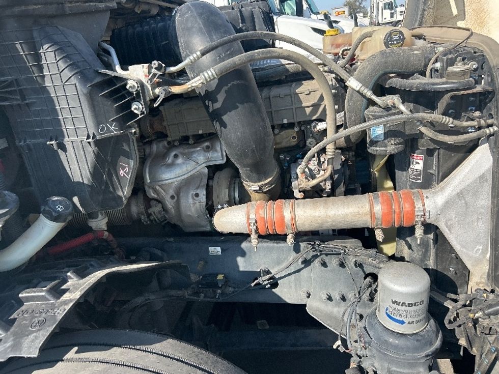 Day Cab Tractor-Heavy Duty Tractors-Freightliner-2019-T12664ST-Fresno-CA-284,607\n\t\tmiles-$ 52,250 - Image 15