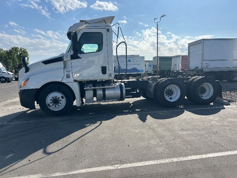 Day Cab Tractor-Heavy Duty Tractors-Freightliner-2019-T12664ST-Fresno-CA-284,607\n\t\tmiles-$ 52,250 - Image 4