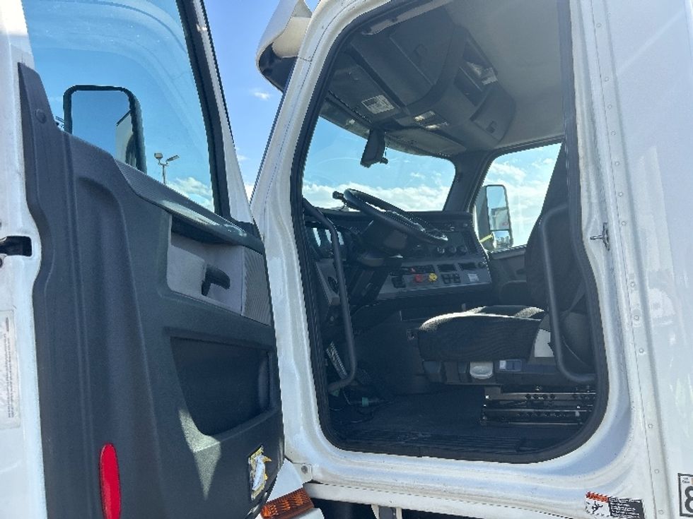 Day Cab Tractor-Heavy Duty Tractors-Freightliner-2019-T12664ST-Fresno-CA-284,607\n\t\tmiles-$ 52,250 - Image 9