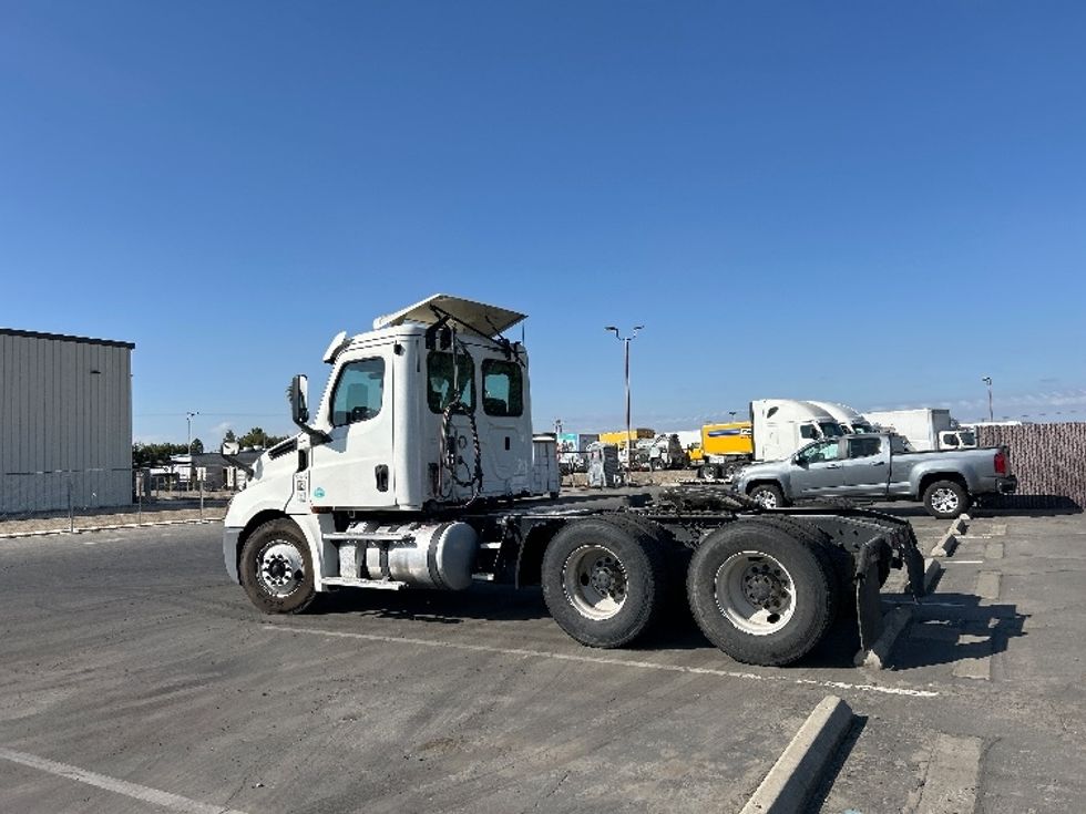 Day Cab Tractor-Heavy Duty Tractors-Freightliner-2019-T12664ST-Fresno-CA-286,197\n\t\tmiles-$ 55,250 - Image 5