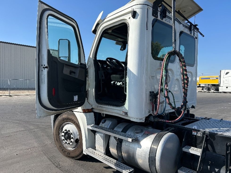 Day Cab Tractor-Heavy Duty Tractors-Freightliner-2019-T12664ST-Fresno-CA-286,197\n\t\tmiles-$ 55,250 - Image 9