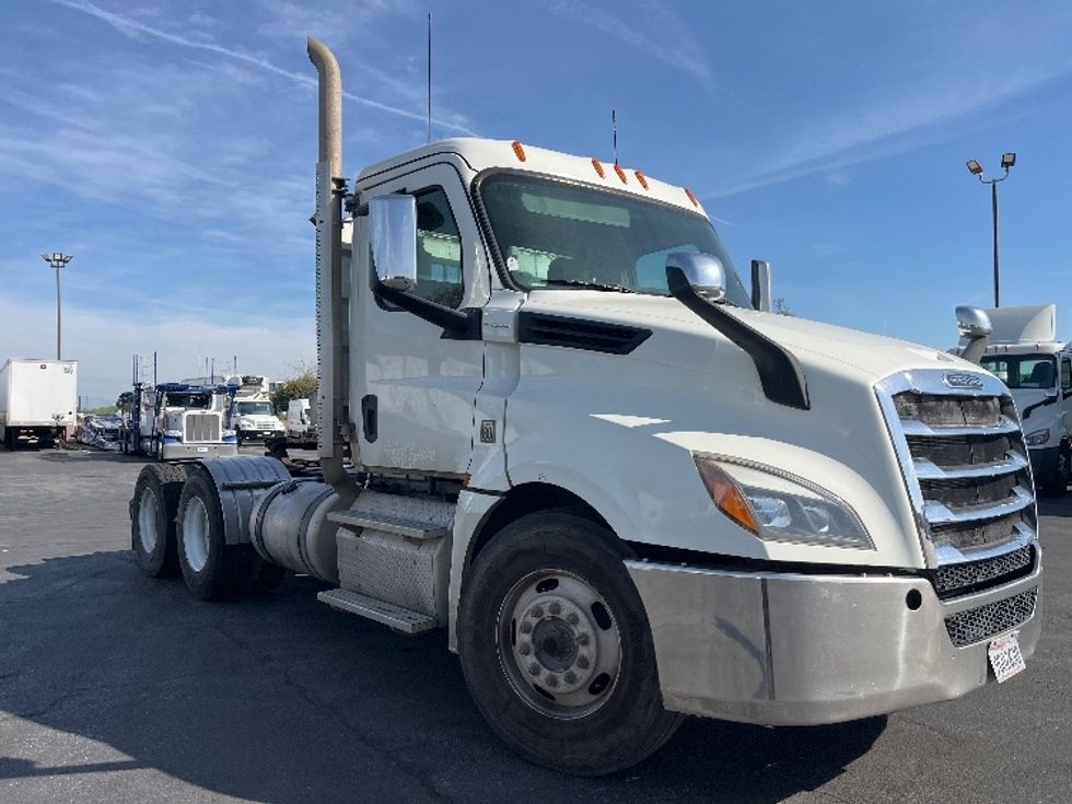 Day Cab Tractor-Heavy Duty Tractors-Freightliner-2019-T12664ST-Fresno-CA-390,232\n\t\tmiles-$ 47,500 - Image 1