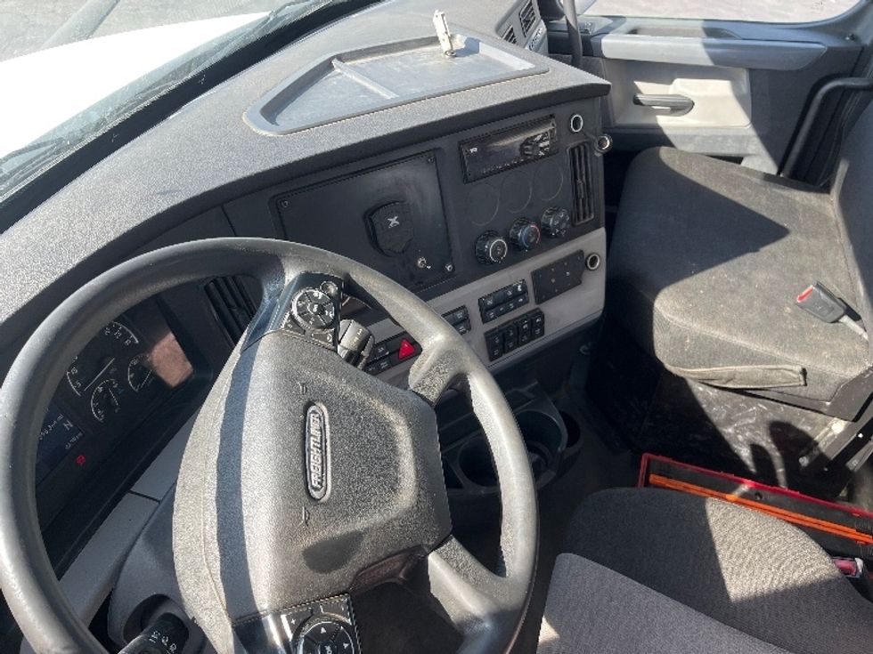 Day Cab Tractor-Heavy Duty Tractors-Freightliner-2019-T12664ST-Fresno-CA-390,232\n\t\tmiles-$ 47,500 - Image 10