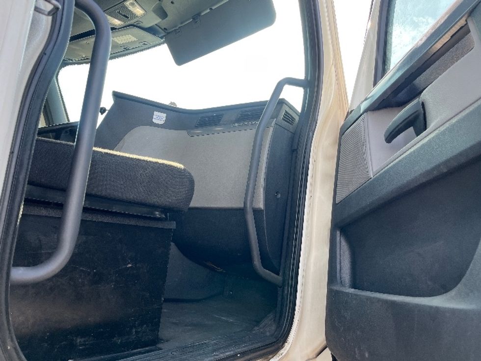 Day Cab Tractor-Heavy Duty Tractors-Freightliner-2019-T12664ST-Fresno-CA-390,232\n\t\tmiles-$ 47,500 - Image 12