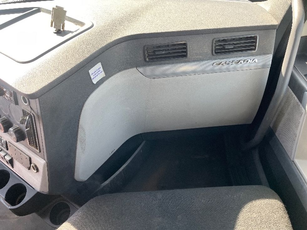 Day Cab Tractor-Heavy Duty Tractors-Freightliner-2019-T12664ST-Fresno-CA-390,232\n\t\tmiles-$ 47,500 - Image 13