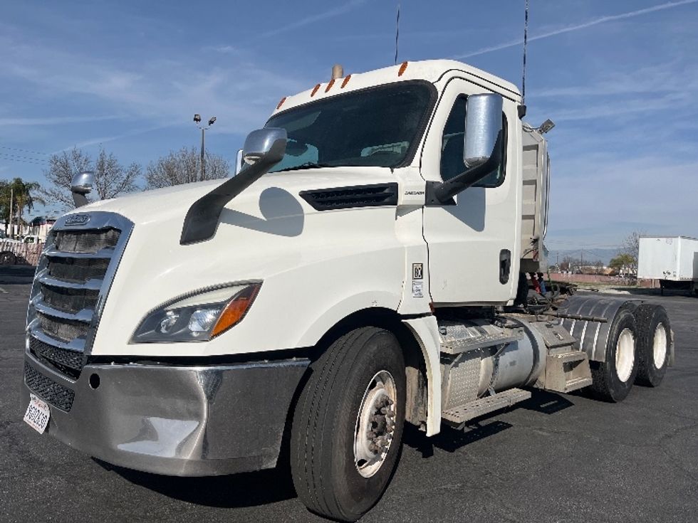 Day Cab Tractor-Heavy Duty Tractors-Freightliner-2019-T12664ST-Fresno-CA-390,232\n\t\tmiles-$ 47,500 - Image 3