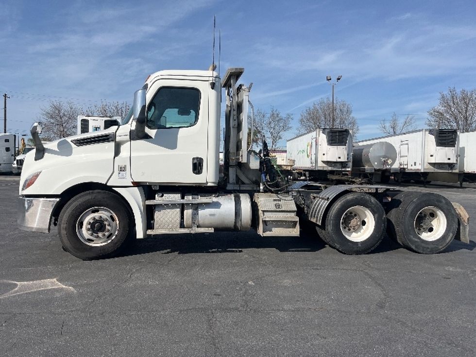 Day Cab Tractor-Heavy Duty Tractors-Freightliner-2019-T12664ST-Fresno-CA-390,232\n\t\tmiles-$ 47,500 - Image 4