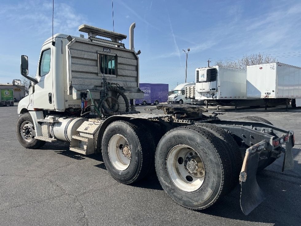 Day Cab Tractor-Heavy Duty Tractors-Freightliner-2019-T12664ST-Fresno-CA-390,232\n\t\tmiles-$ 47,500 - Image 5