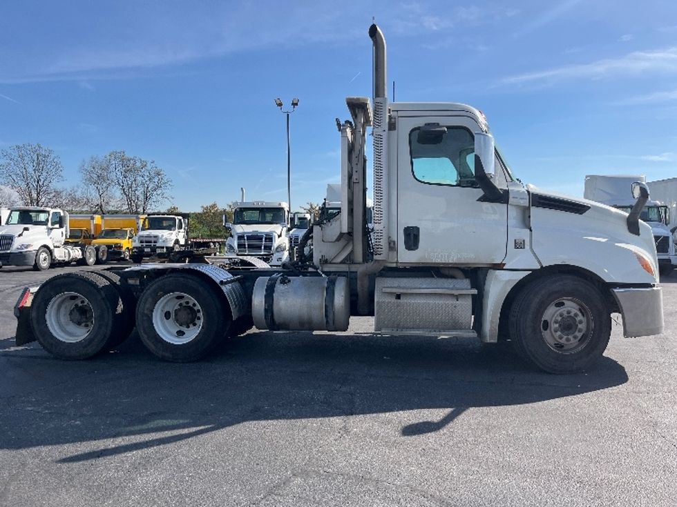 Day Cab Tractor-Heavy Duty Tractors-Freightliner-2019-T12664ST-Fresno-CA-390,232\n\t\tmiles-$ 47,500 - Image 8
