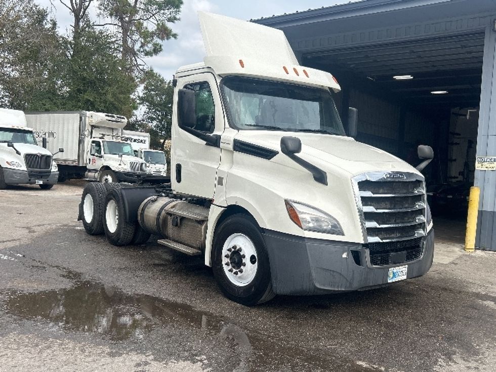 Day Cab Tractor-Heavy Duty Tractors-Freightliner-2019-T12664ST-Gainesville-FL-498,351\n\t\tmiles-$ 39,250 - Image 1