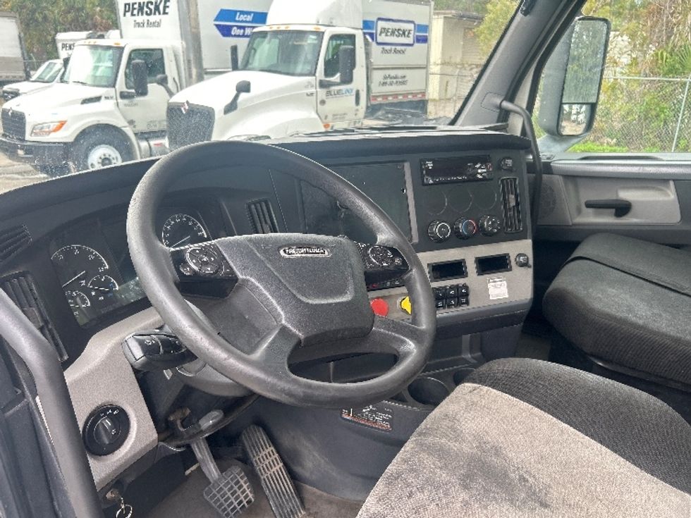 Day Cab Tractor-Heavy Duty Tractors-Freightliner-2019-T12664ST-Gainesville-FL-498,351\n\t\tmiles-$ 39,250 - Image 10