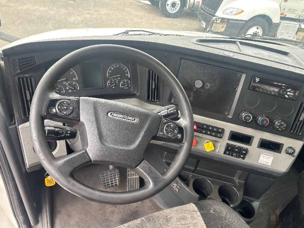 Day Cab Tractor-Heavy Duty Tractors-Freightliner-2019-T12664ST-Gainesville-FL-498,351\n\t\tmiles-$ 39,250 - Image 11