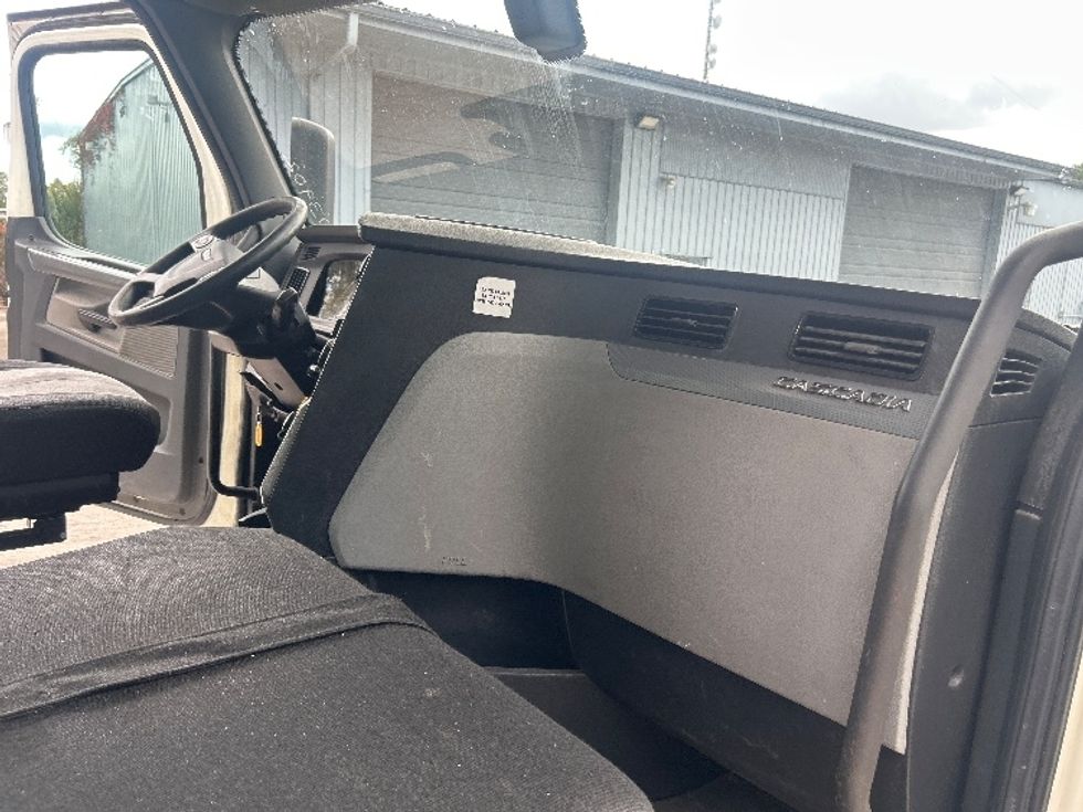 Day Cab Tractor-Heavy Duty Tractors-Freightliner-2019-T12664ST-Gainesville-FL-498,351\n\t\tmiles-$ 39,250 - Image 13