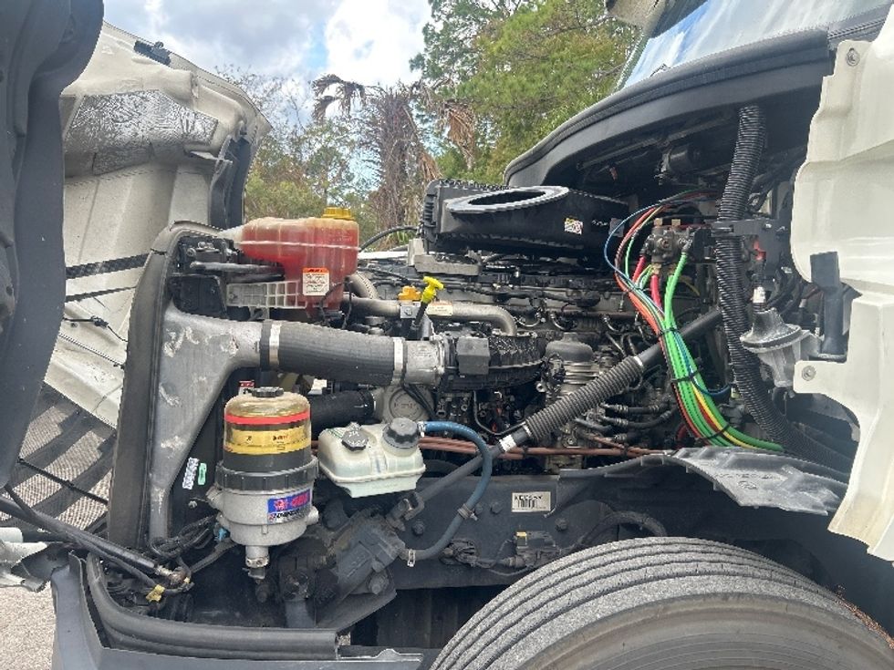 Day Cab Tractor-Heavy Duty Tractors-Freightliner-2019-T12664ST-Gainesville-FL-498,351\n\t\tmiles-$ 39,250 - Image 16