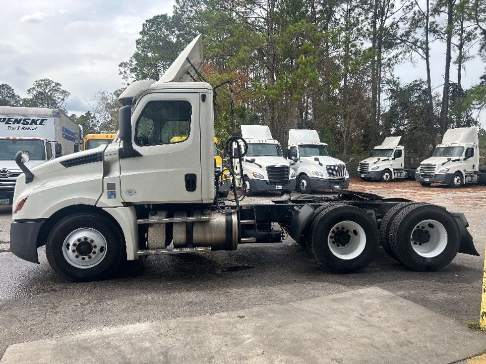 Day Cab Tractor-Heavy Duty Tractors-Freightliner-2019-T12664ST-Gainesville-FL-498,351\n\t\tmiles-$ 39,250 - Image 4