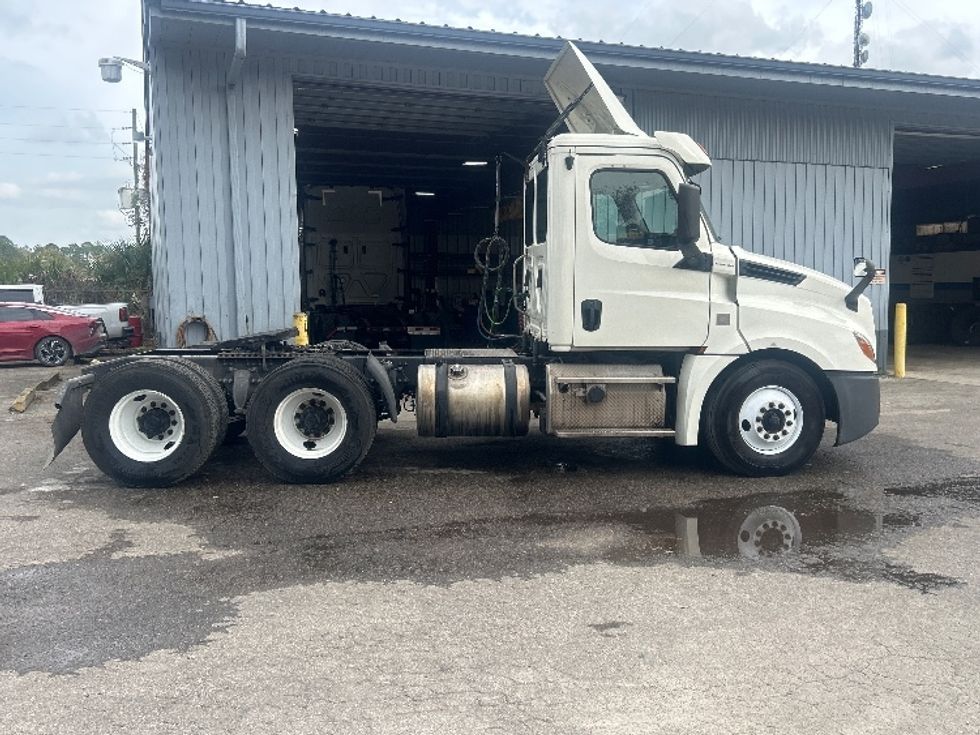 Day Cab Tractor-Heavy Duty Tractors-Freightliner-2019-T12664ST-Gainesville-FL-498,351\n\t\tmiles-$ 39,250 - Image 8