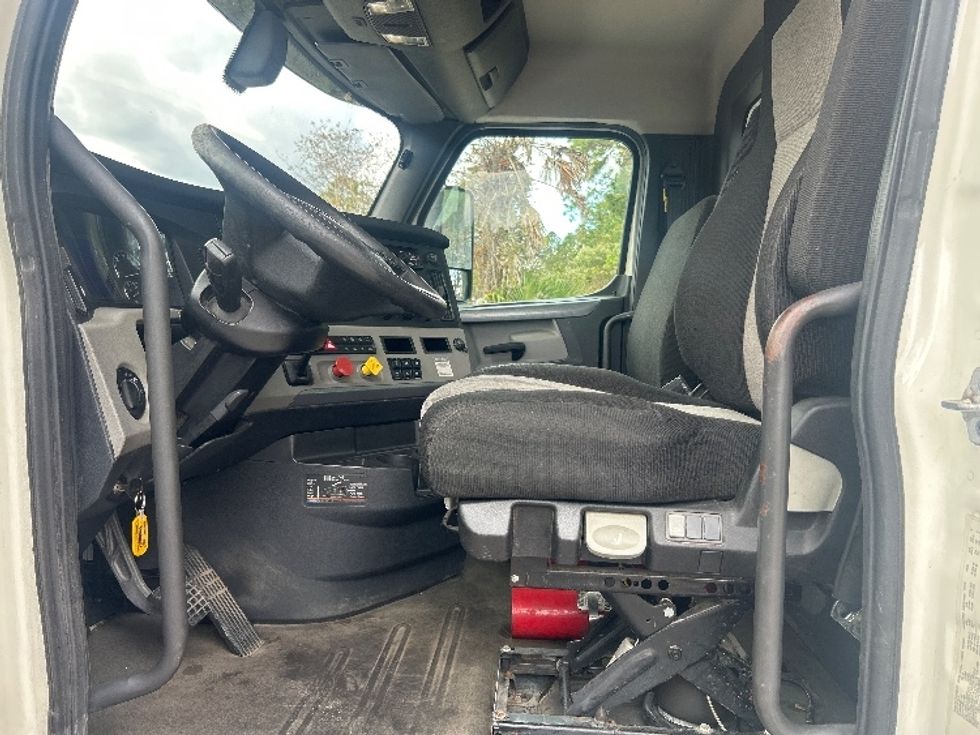 Day Cab Tractor-Heavy Duty Tractors-Freightliner-2019-T12664ST-Gainesville-FL-498,351\n\t\tmiles-$ 39,250 - Image 9
