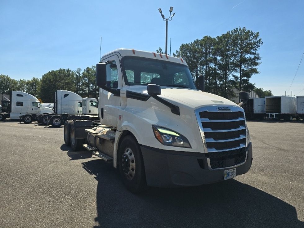 Day Cab Tractor-Heavy Duty Tractors-Freightliner-2019-T12664ST-Gainesville-GA-376,265\n\t\tmiles-$ 61,500 - Image 1