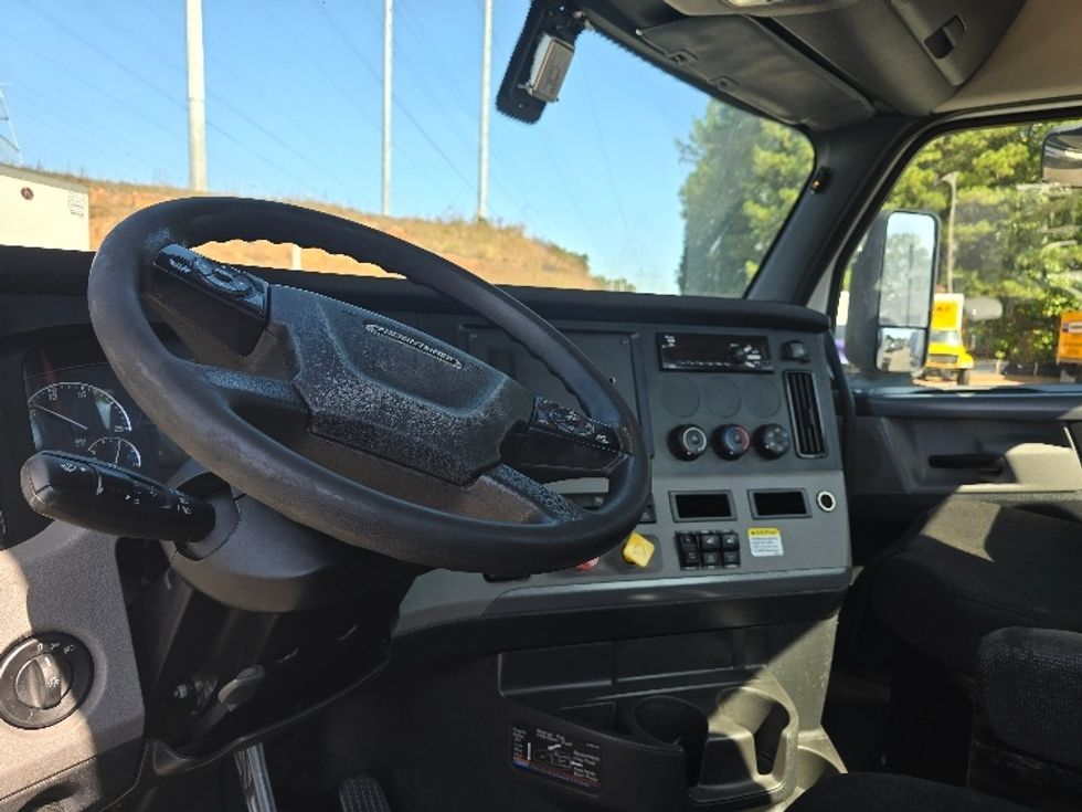 Day Cab Tractor-Heavy Duty Tractors-Freightliner-2019-T12664ST-Gainesville-GA-376,265\n\t\tmiles-$ 61,500 - Image 10